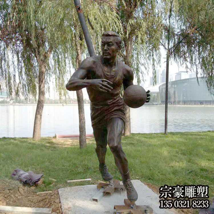 純銅鑄造籃球運(yùn)動員雕塑 純銅鑄造籃球運(yùn)動員雕塑